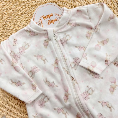 Macacão em Soft com Abertura em Zíper Coelhinhas Abraçadas - Off White e Rosa
